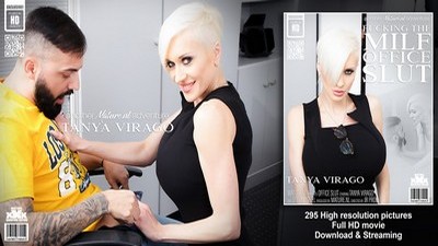 Зрелые, Мамаши, В одежде, В чулках, Большая Грудь, Блондинки,