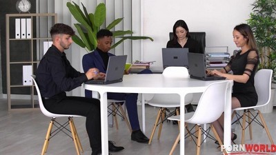 В одежде, Негры, По месту, Анальный, В чулках, Волосатые, Групповое, Двойное проникновение, В офисе, Глубокий минет, Минет,