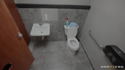 Брюнетки, По месту, Втроем, Большие жопы, ЖМЖ, В туалете,